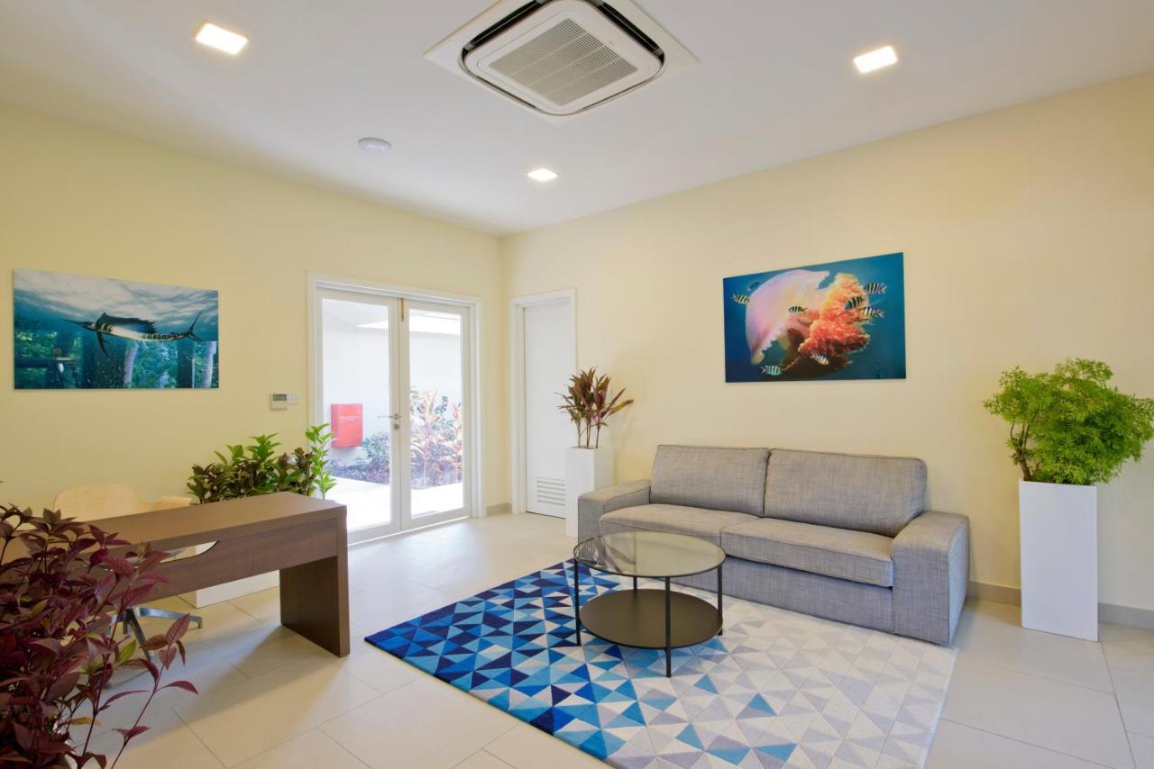 Kandima Maldives Kudahuvadhoo Exteriör bild A living room with a carpet