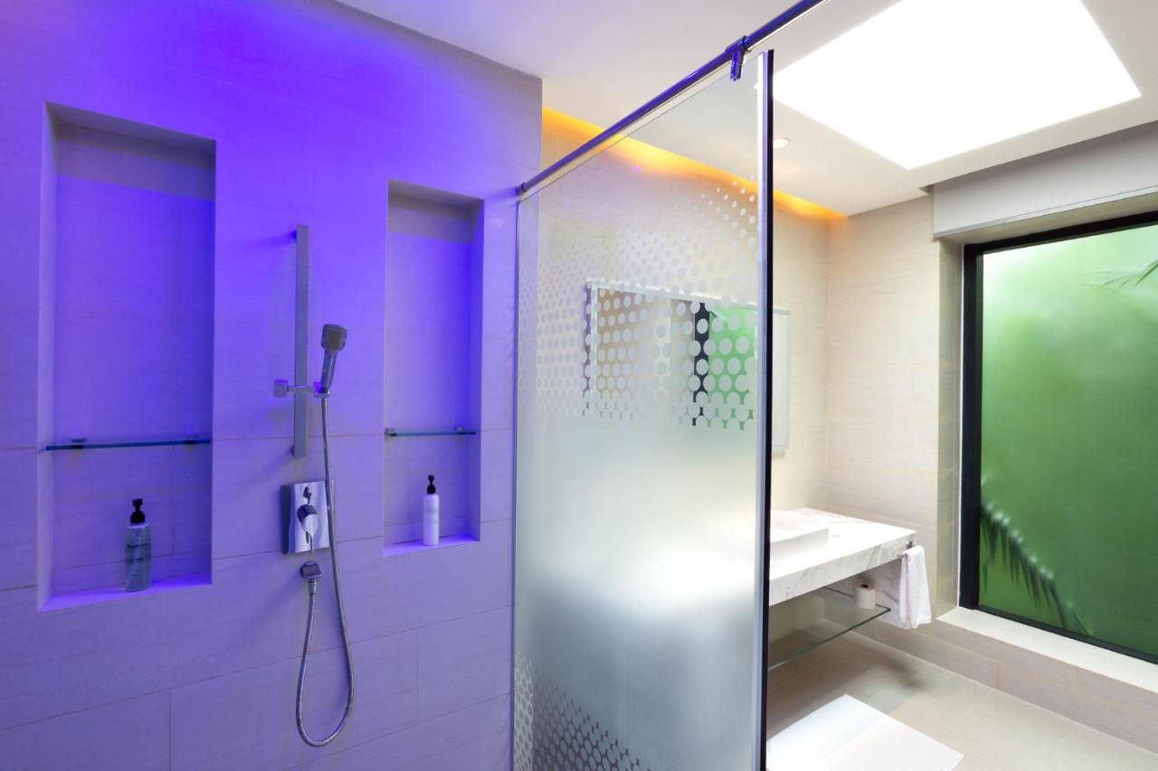 Kandima Maldives Kudahuvadhoo Exteriör bild A shower with a sliding door