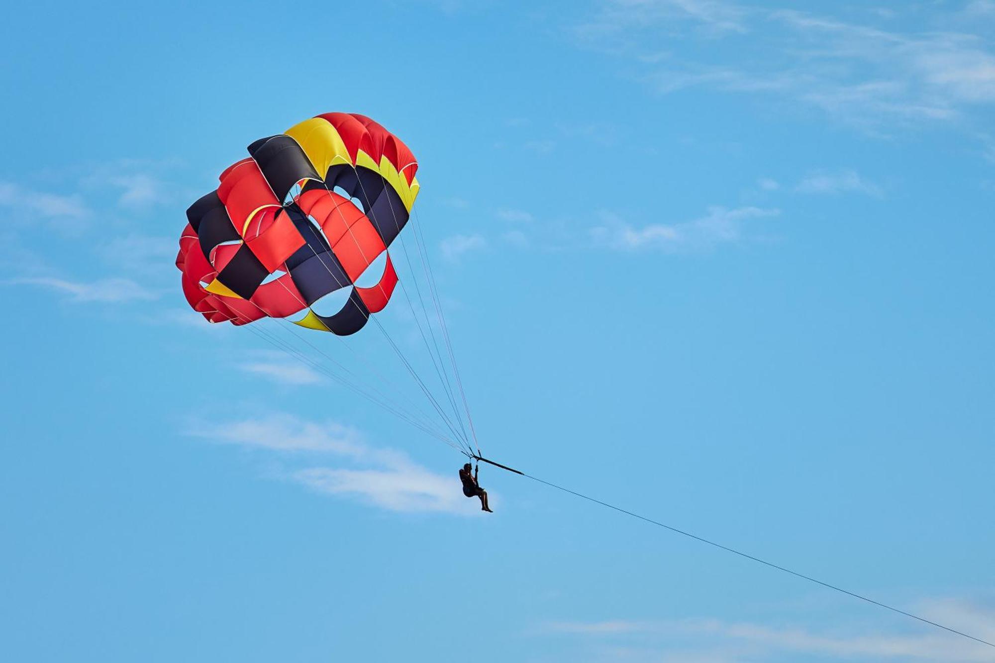 Kandima Maldives Kudahuvadhoo Exteriör bild Parasailing in Pattaya, Thailand